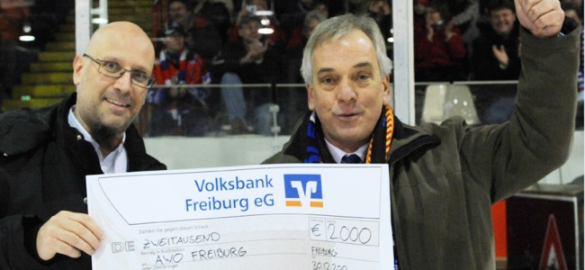 EHC-Beirat Karl Heidegger (li.) konnte den Scheck in Höhe von 2000 Euro vor dem Heimspiel gegen Klostersee an AWO-Geschäftsführer Jack Huttmann (re.) überreichen. (Foto: Patrick Seeger) 121230awo.jpg