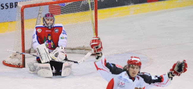 Jubeln durfte letztlich nur Grafing - der starke EHC-Schlussmann Fabian Hönkhaus war bei den Gegentoren machtlos gewesen. (Foto: Patrick Seeger) 121230klosterseepse.jpg