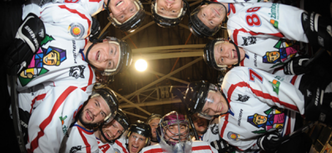 Dank einer überzeugenden und geschlossenen Mannschaftsleistung hat der EHC in Deggendorf gewonnen. (Foto: Patrick Seeger) teamkreis1213.png