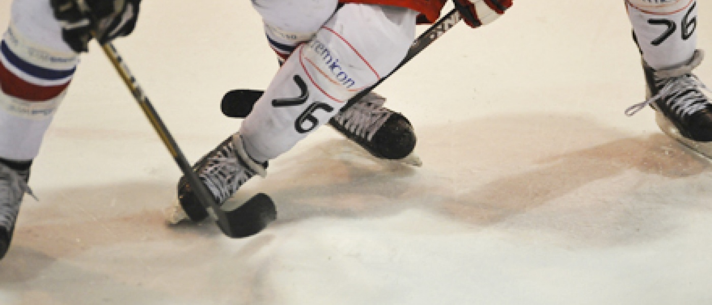 Am Freitag kämpft der EHC in Weiden um Oberliga-Punkte. (Foto: Patrick Seeger) zweikampf.jpg