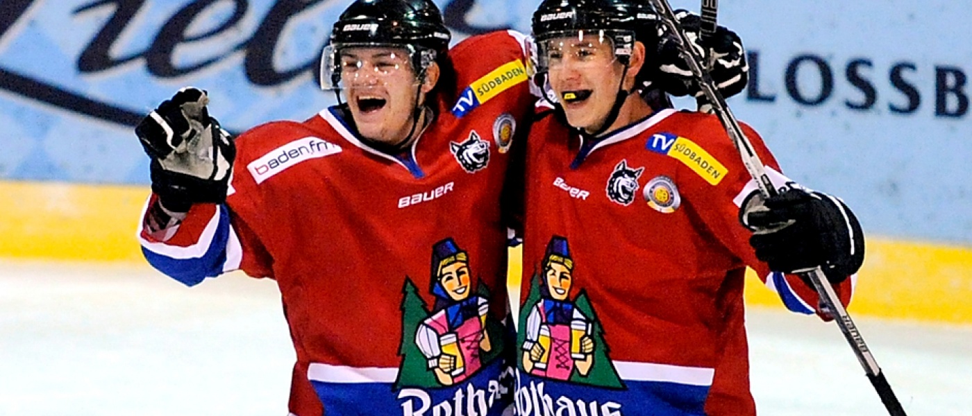 Nikolas Linsenmaier (l.) und Tobias Kunz trugen sich gegen Füssen auch in die Torschützenliste ein. (Foto: Achim Keller) 131226fuessen