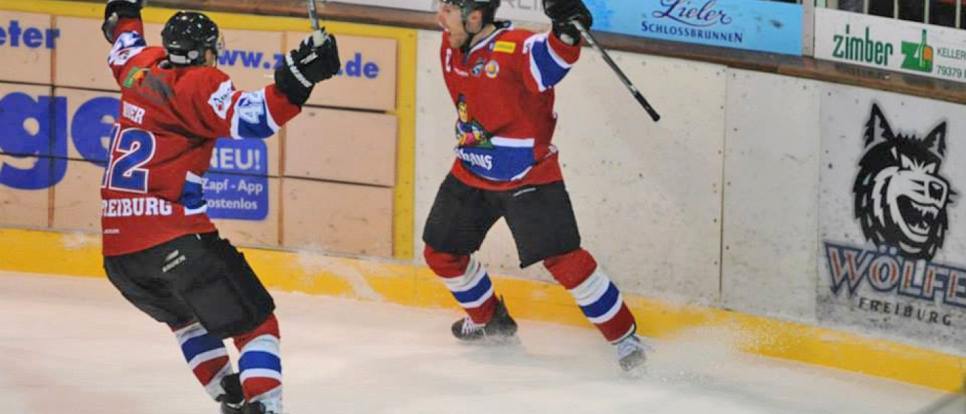 Große Moral: Anton Bauer (l.) und Philip Rießle bejubeln die erfolgreiche Aufholjagd zum 3:3. (Foto: Achim Keller) 131230peiting