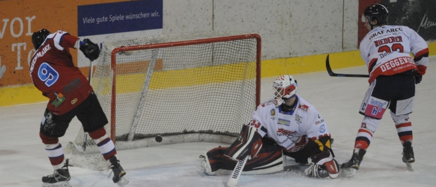 Niko Linsenmaier erzielte in der 38. Minute den Game-Winner für den EHC (Foto: Achim Keller) 141228 Deggendorf