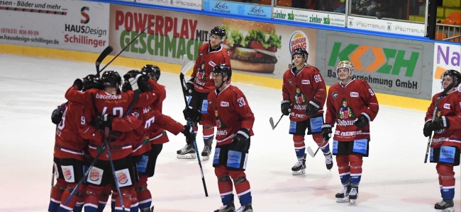 Marton Vas versenkte den entscheidenden Penalty und sorgte anschließend für Riesenjubel in der Franz-Siegel-Halle (Foto: Achim Keller) 161226 Bad Nauheim
