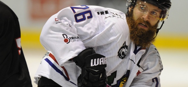 Der EHC um Kapitän Philip Rießle ging nach zwölf Spielen in Folge in Ravensburg erstmals wieder leer aus (Foto: Achim Keller) 161228 Ravensburg