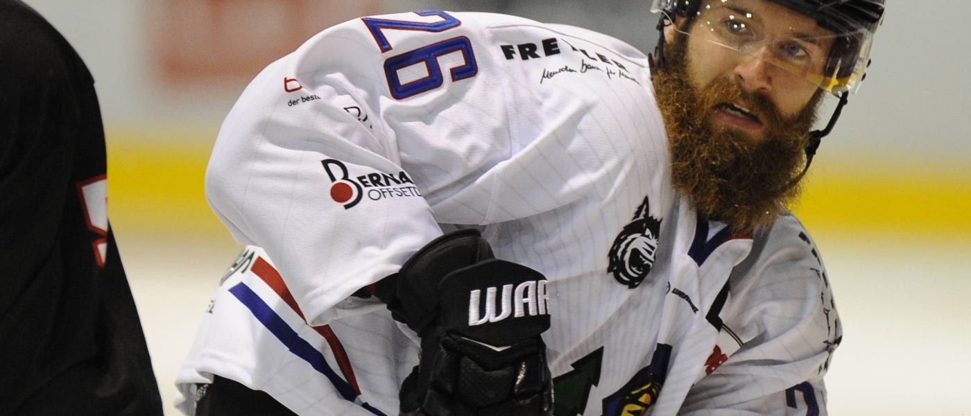 Der EHC um Kapitän Philip Rießle ging nach zwölf Spielen in Folge in Ravensburg erstmals wieder leer aus (Foto: Achim Keller) 161228 Ravensburg