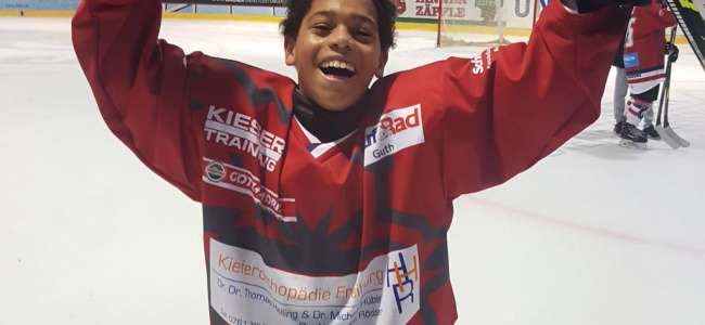 Sein Torwinkel-Kracher acht Sekunden vor der Schlusssirene brachte den U13-Sieg gegen Mannheim: Cedric Ringenbach 19.12.09 u13 cedrichp