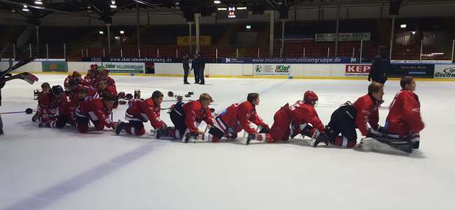Wir wollen die Raupe sehen“: Die EHC-Knaben arbeiten nach dem Erfolg über Stuttgart die Wünsche ihrer Eltern ab. 26.11.18 U13 vs. Stuttgart