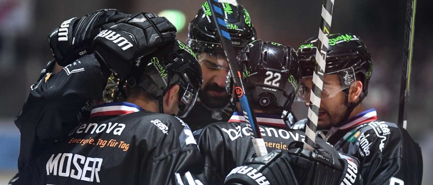 Endlich wieder Grund zum Jubeln: Der EHC Freiburg gewinnt in Kaufbeuren mit 4-3. (Foto: Patrick Seeger) 7f31dcda 413f 47ee 85e7 f80aa48802d2