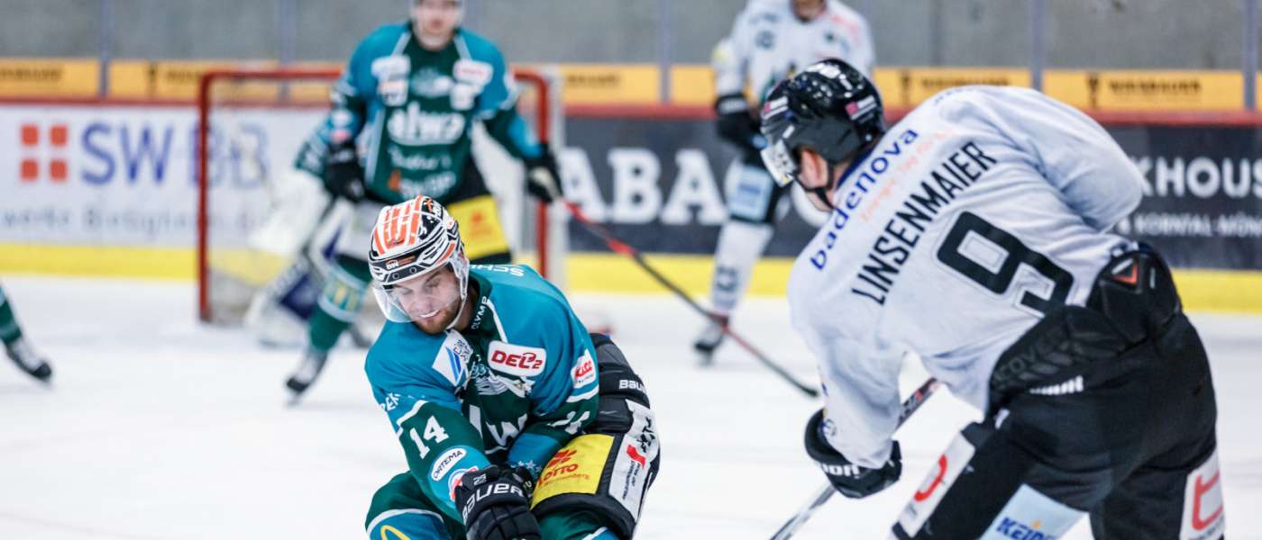 Nikolas Linsenmaier (re.) erzielte zwei der drei Treffer in Bietigheim. (Foto: Timo Raiser / DEL2) TimoRaiser Bietigheim