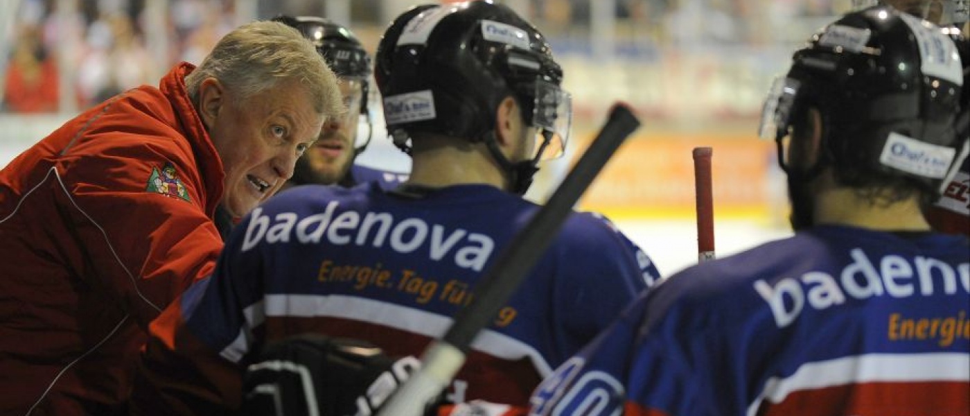 Leos Sulak und sein Team haben 2015 noch zwei Partien vor sich (Foto: Keller). 151226 EHC AKE4671