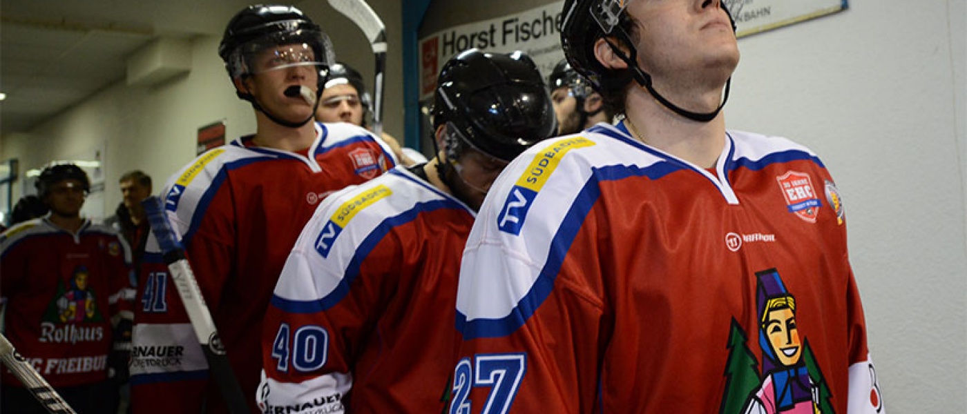 Jakub Wiecki (rechts) traf in Regensburg, der EHC verlor jedoch. wieck22i