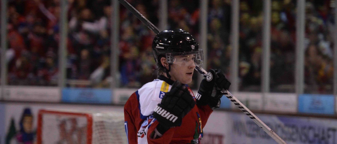 Jakub Wiecki bejubelt den zweiten Freiburger Treffer (Foto: Patrick Seeger) 19122014pse081