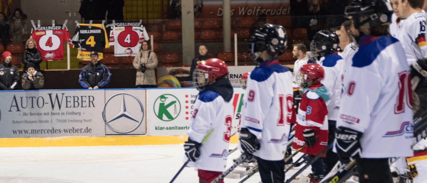 Spalier stehen für den guten Zweck - neue Laufschüler erstmals im Einsatz Foto: Bianka Jogwitz benefizspiel 2 1 jojobia 003hp2