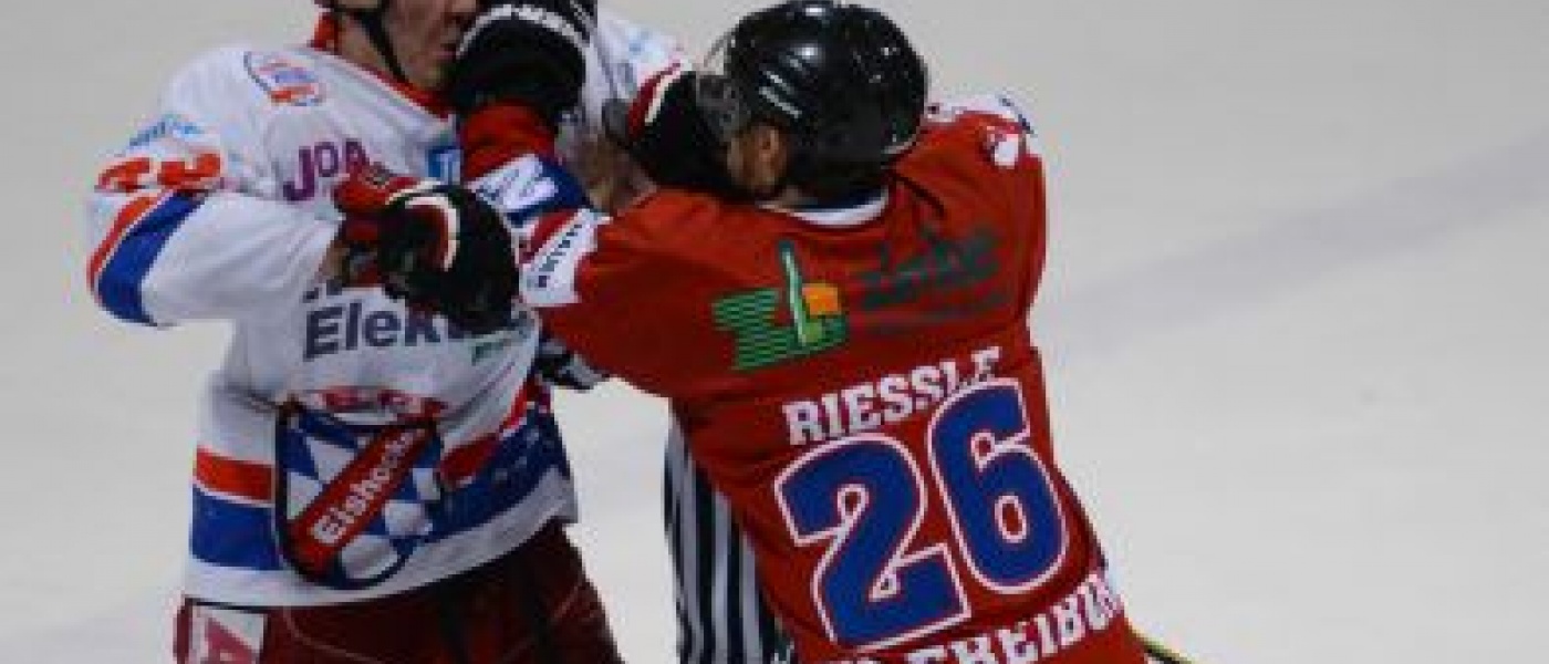 Emotionen im November: Peitings Gordon Borberg attackiert den Freiburger Philip Rießle (Foto: Seeger). peiting hp