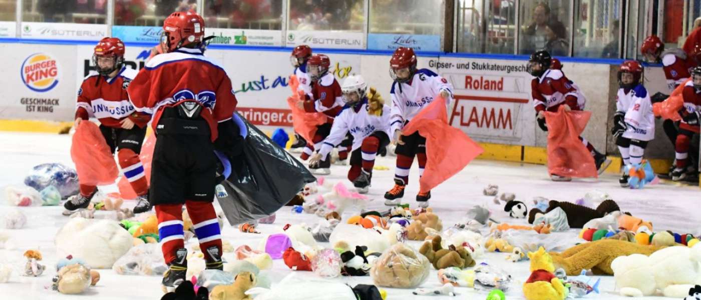 Die jüngsten EHC-Cracks beim Einsammeln der gespendeten Teddys (Foto: Achim Keller) 20171222KEL 2530